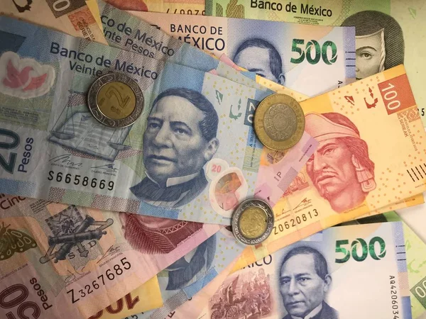 Billetes de peso mexicano distribuidos aleatoriamente sobre una superficie plana — Foto de Stock