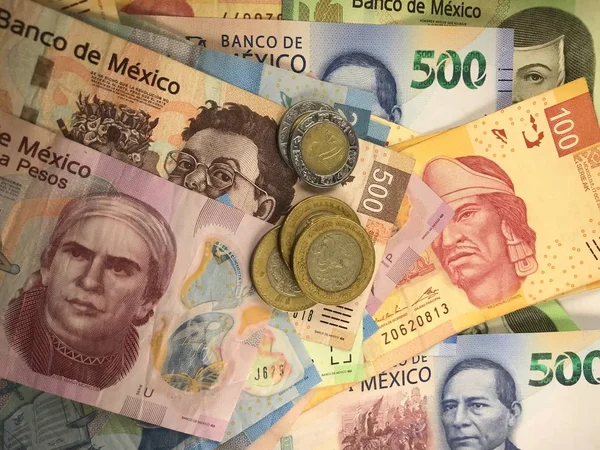 Peso mexicain billets répartis aléatoirement sur une surface plane — Photo