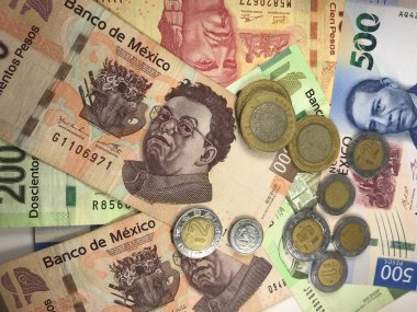 Meksika pezosu faturaları düz bir yüzeye rastgele yayıldı