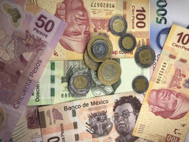 Meksika pezosu faturaları düz bir yüzeye rastgele yayıldı