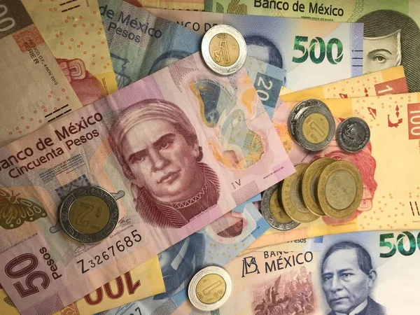 Le banconote in peso messicano si distribuiscono casualmente su una superficie piana — Foto Stock