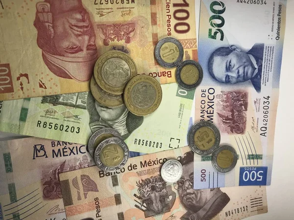 Billetes de peso mexicano distribuidos aleatoriamente sobre una superficie plana — Foto de Stock