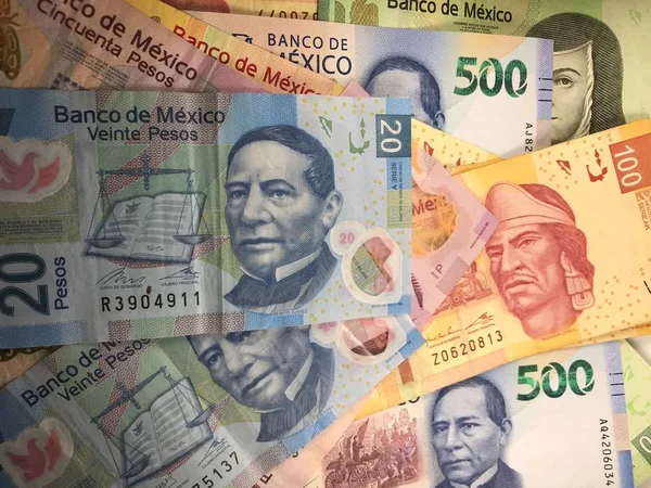 Le banconote in peso messicano si distribuiscono casualmente su una superficie piana — Foto Stock