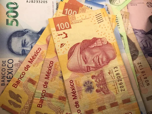 Meksykańskie rachunki Peso rozłożone losowo na płaskiej powierzchni — Zdjęcie stockowe