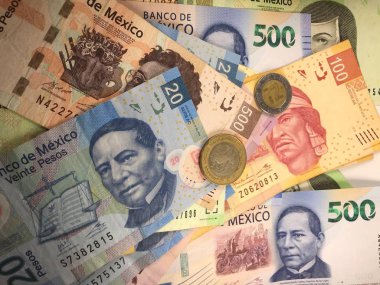 Meksika pezosu faturaları düz bir yüzeye rastgele yayıldı