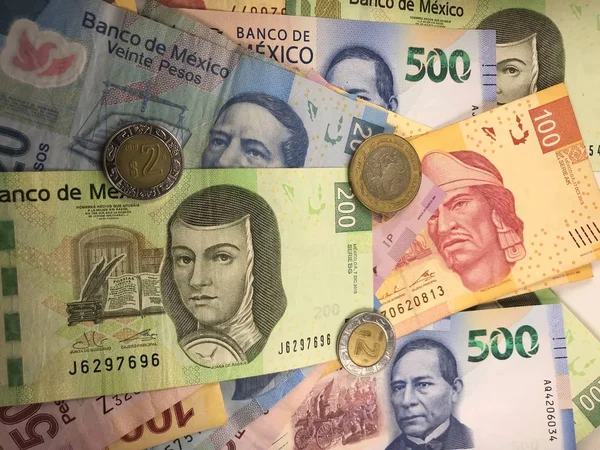 メキシコペソ紙幣は平らな表面にランダムに広がる — ストック写真