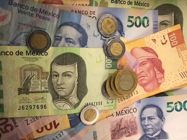 Le banconote in peso messicano si distribuiscono casualmente su una superficie piana — Foto Stock