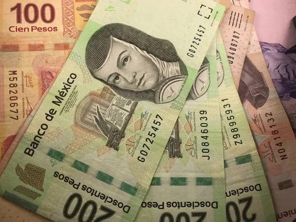 Le banconote in peso messicano si distribuiscono casualmente su una superficie piana — Foto Stock