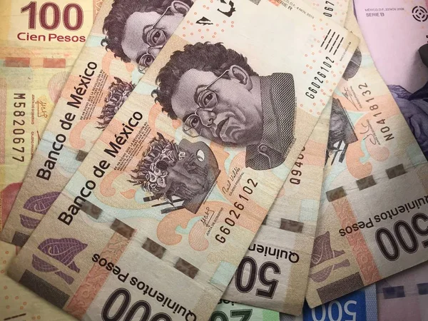 Billetes de peso mexicano distribuidos aleatoriamente sobre una superficie plana — Foto de Stock