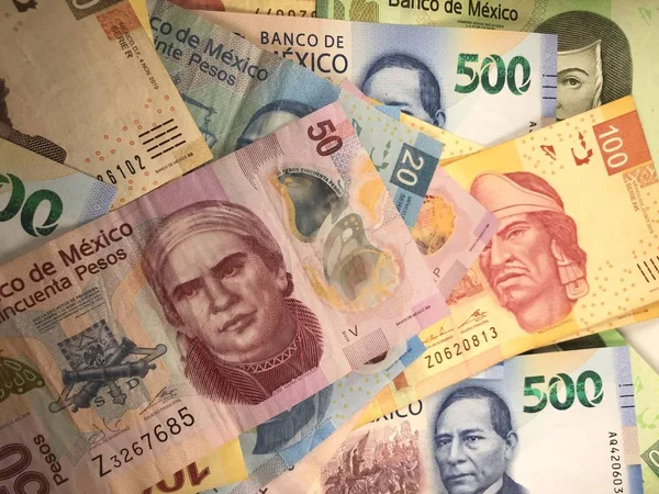 メキシコペソ紙幣は平らな表面にランダムに広がる — ストック写真