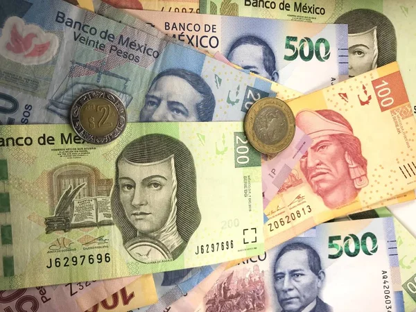 Billetes de peso mexicano distribuidos aleatoriamente sobre una superficie plana —  Fotos de Stock