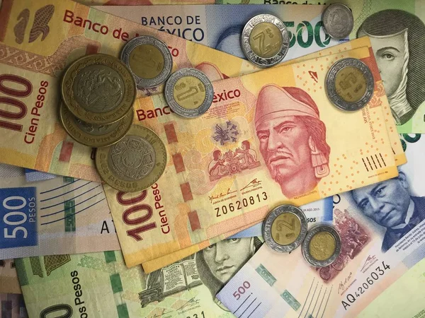 Peso mexicain billets répartis aléatoirement sur une surface plane — Photo