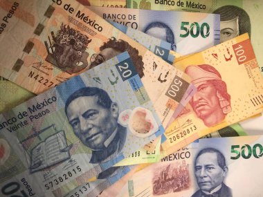 Meksika pezosu faturaları düz bir yüzeye rastgele yayıldı