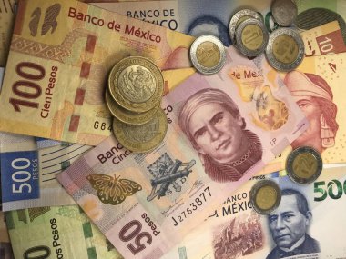 Meksika pezosu faturaları düz bir yüzeye rastgele yayıldı