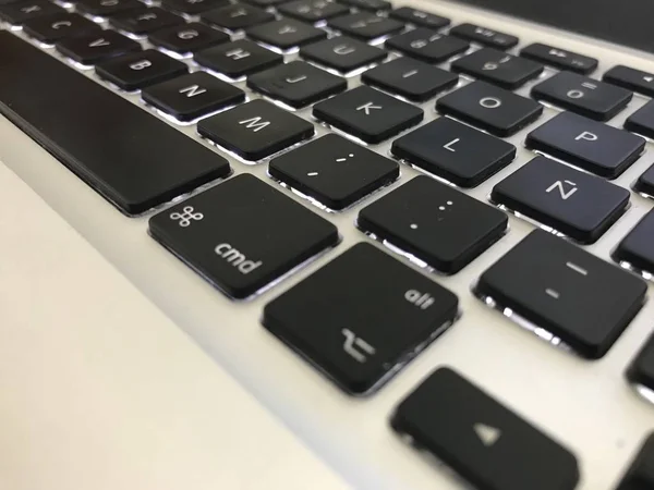 Siver taşınabilir bilgisayarda siyah beyaz klavye tuşları — Stok fotoğraf