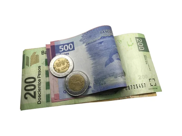 Vikta mexikanska peso räkningar med mynt på toppen isolerade på vit bakgrund — Stockfoto
