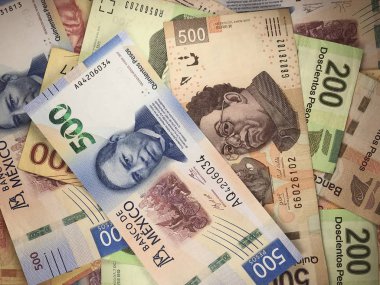 Meksika pezosu faturaları düz bir yüzeye rastgele yayıldı