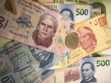 Meksika pezosu faturaları düz bir yüzeye rastgele yayıldı