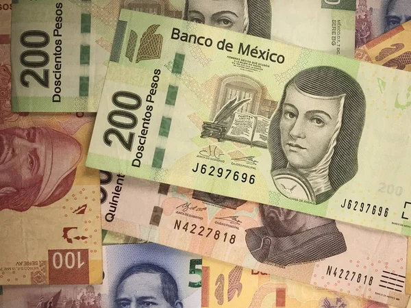 Mexikanische Peso-Scheine verteilen sich zufällig auf einer ebenen Fläche — Stockfoto