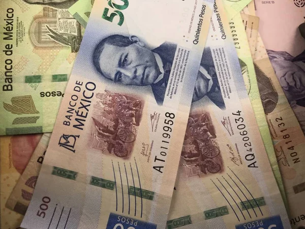 Billetes de peso mexicano distribuidos aleatoriamente sobre una superficie plana —  Fotos de Stock