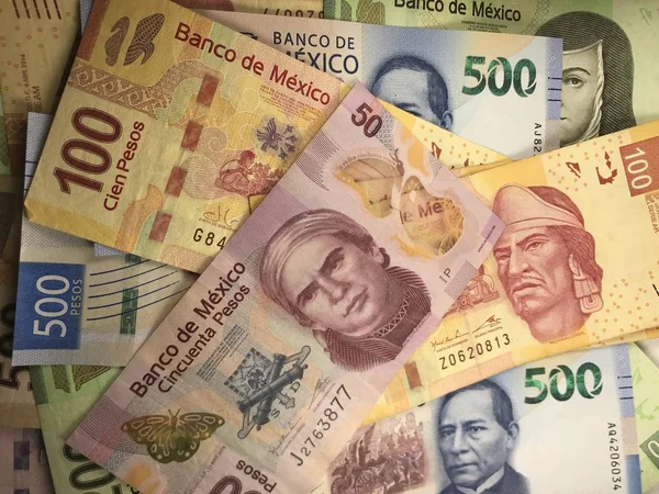 Billetes de peso mexicano distribuidos aleatoriamente sobre una superficie plana —  Fotos de Stock