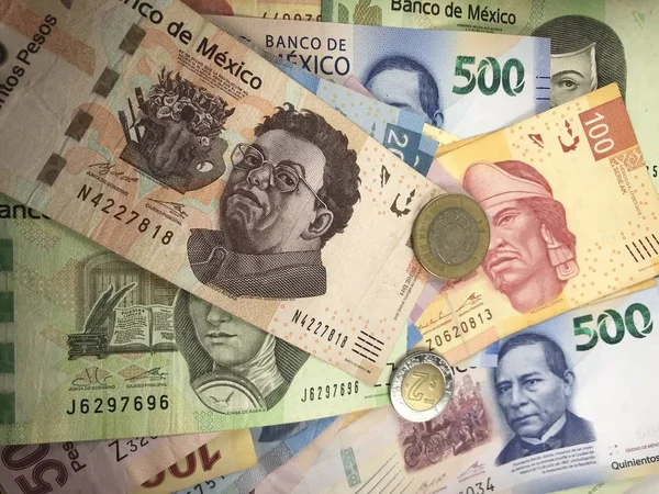 Contas de peso mexicanas espalhadas aleatoriamente sobre uma superfície plana — Fotografia de Stock