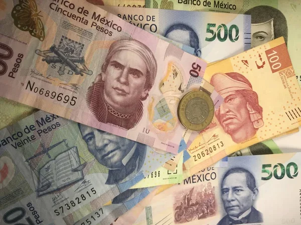 Meksika pezosu faturaları düz bir yüzeye rastgele yayıldı