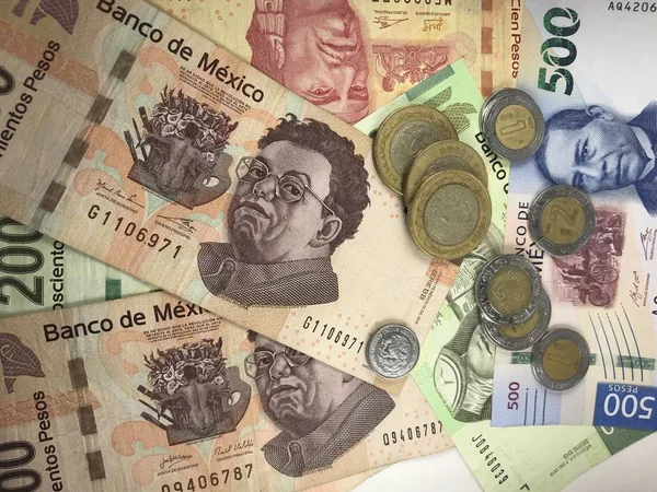 Meksika pezosu faturaları düz bir yüzeye rastgele yayıldı — Stok fotoğraf