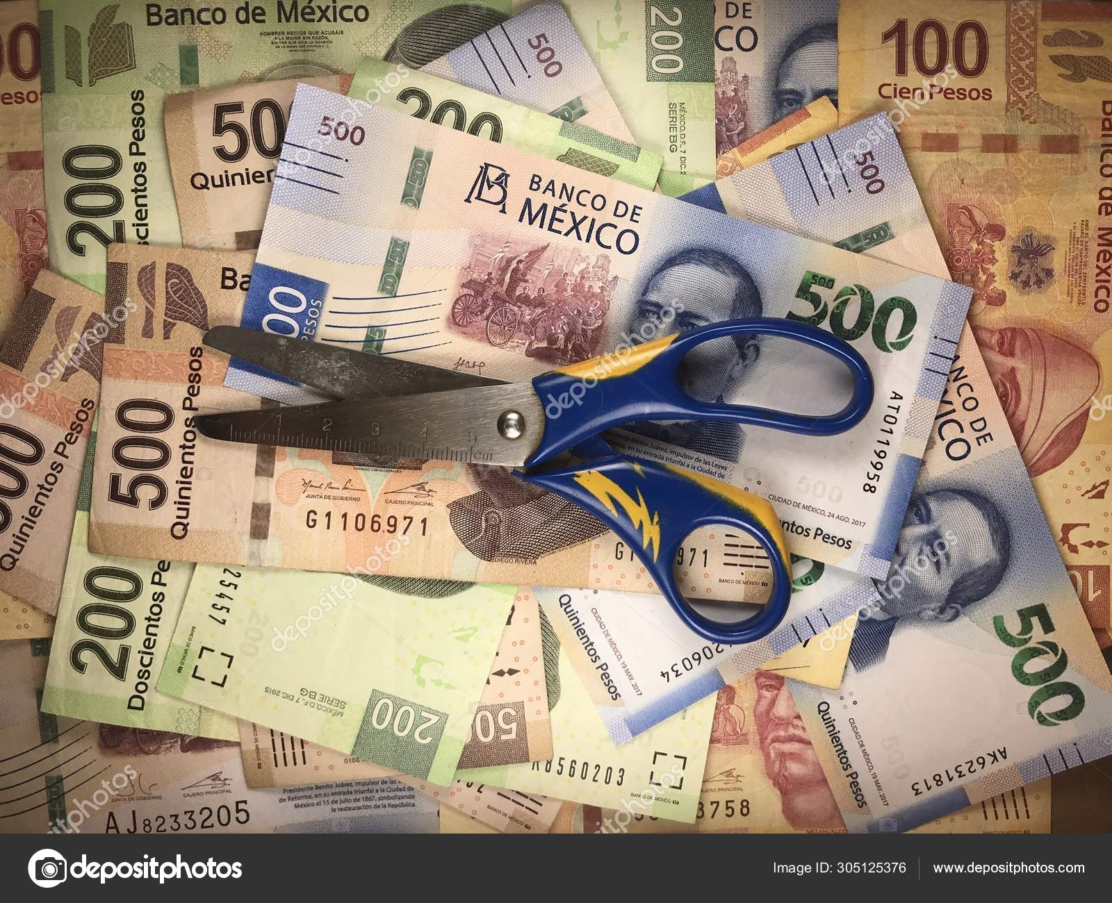 Mexican pesos bills spread randomly over a flat surface with scissors on  top — Stock Photo © andresjabois #305125376