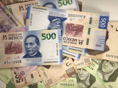 Meksika peso faturaları düz bir yüzeye rastgele yayıldı