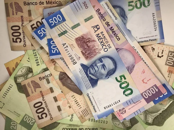 Mexicaanse pesos Bills verspreid willekeurig over een vlakke ondergrond — Stockfoto
