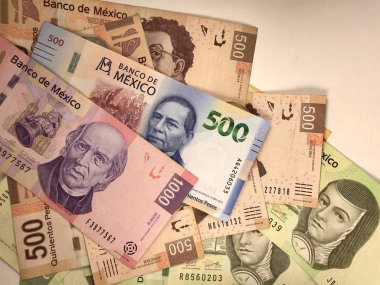 Meksika peso faturaları düz bir yüzeye rastgele yayıldı