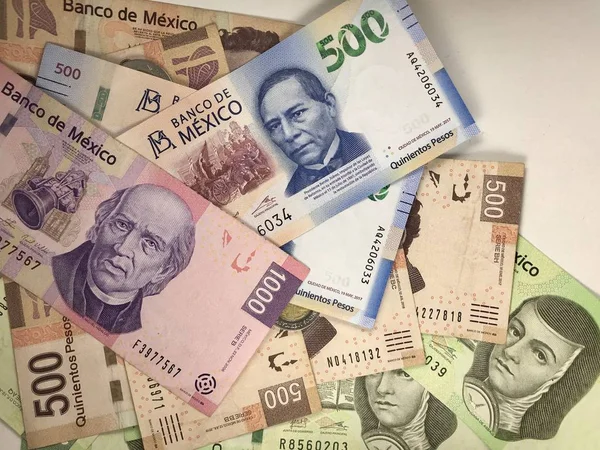 평평한 표면에 무작위로 퍼지는 멕시코 페소 지폐 — 스톡 사진