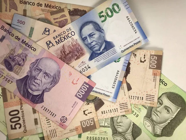 Billetes de pesos mexicanos distribuidos aleatoriamente sobre una superficie plana —  Fotos de Stock