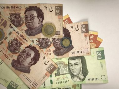 Meksika peso faturaları düz bir yüzeye rastgele yayıldı