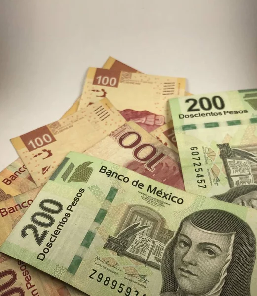 Billetes de peso mexicano aislados sobre fondo blanco — Foto de Stock