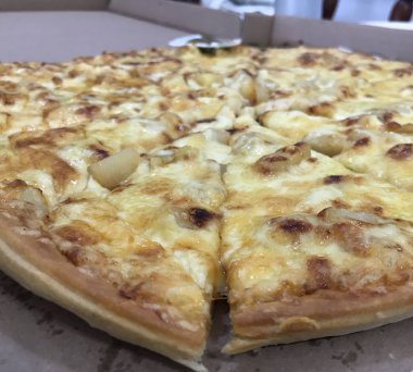 Jambon ve pineaple ile lezzetli hawaii pizza
