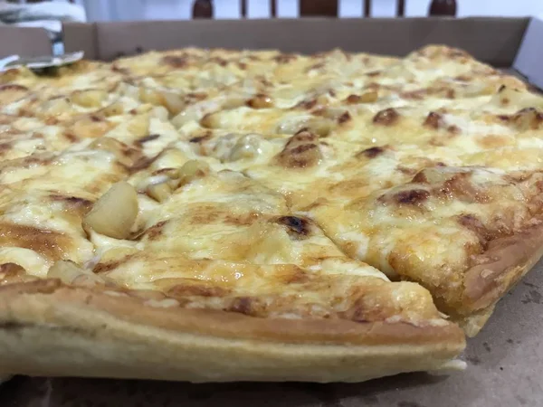 Läckra hawaiiansk pizza med skinka och pineaple — Stockfoto