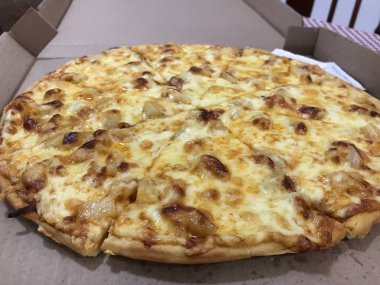 Jambon ve pineaple ile lezzetli hawaii pizza