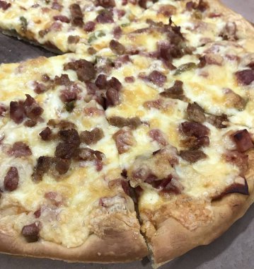 Jambon ve yeşil biber ile lezzetli peynir pizza