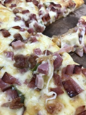 Jambon ve yeşil biber ile lezzetli peynir pizza