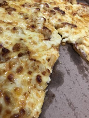 Jambon ve pineaple ile lezzetli hawaii pizza