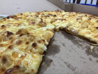 Jambon ve pineaple ile lezzetli hawaii pizza