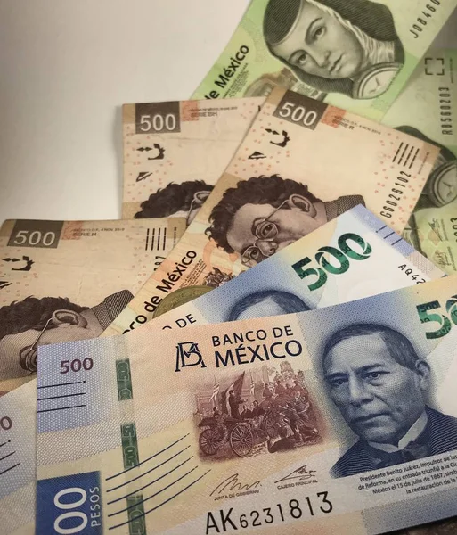 Peso meksykańskie rachunki izolowane na białym tle — Zdjęcie stockowe
