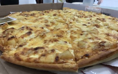 Jambon ve pineaple ile lezzetli hawaii pizza