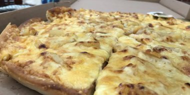 Jambon ve pineaple ile lezzetli hawaii pizza