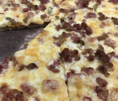 Jambon ve yeşil biber ile lezzetli peynir pizza