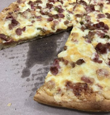 Jambon ve yeşil biber ile lezzetli peynir pizza