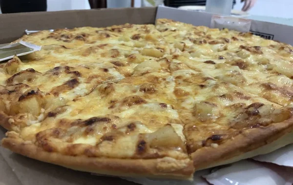 Смачна гавайська піца з шинкою та ананасом — стокове фото
