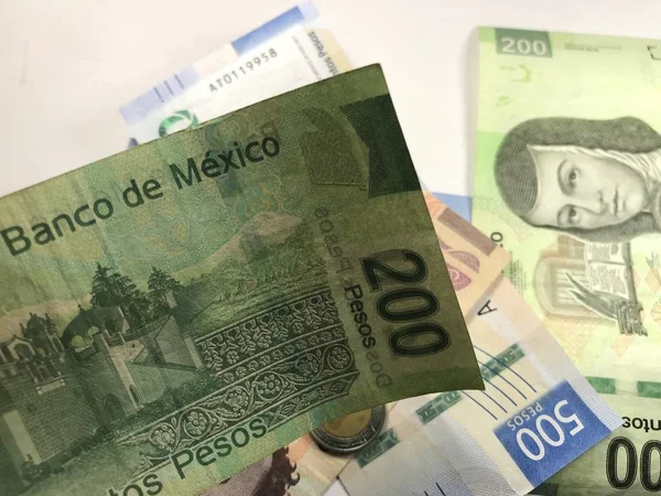 Mexikanische Peso-Scheine isoliert auf weißem Hintergrund — Stockfoto